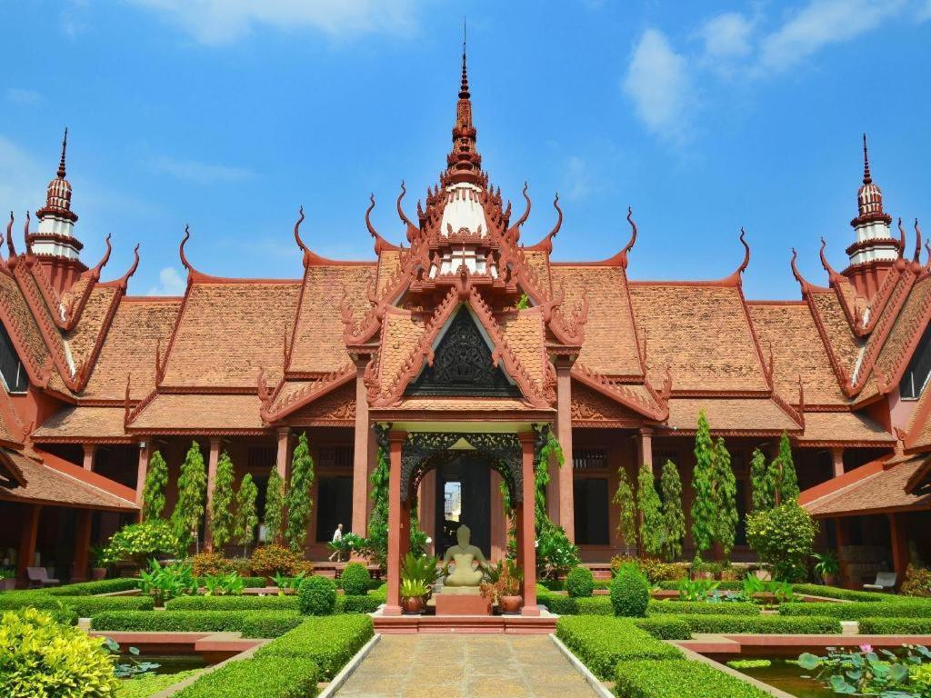 เอสเซนส์ โฮเต็ล แอนด์ อพาร์ตเมนต์ Hotel พนมเปญ ภายนอก รูปภาพ