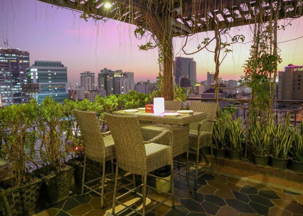 เอสเซนส์ โฮเต็ล แอนด์ อพาร์ตเมนต์ Hotel พนมเปญ ภายนอก รูปภาพ