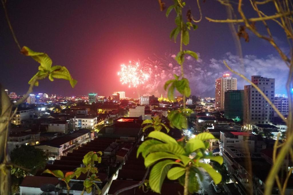 เอสเซนส์ โฮเต็ล แอนด์ อพาร์ตเมนต์ Hotel พนมเปญ ภายนอก รูปภาพ