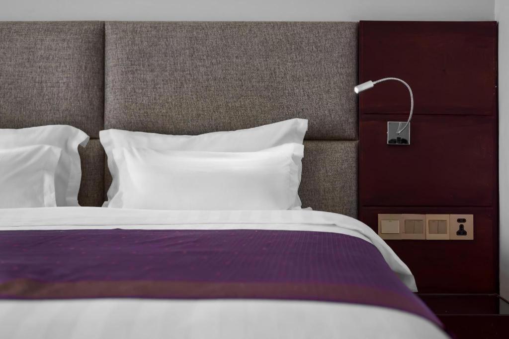 เอสเซนส์ โฮเต็ล แอนด์ อพาร์ตเมนต์ Hotel พนมเปญ ภายนอก รูปภาพ